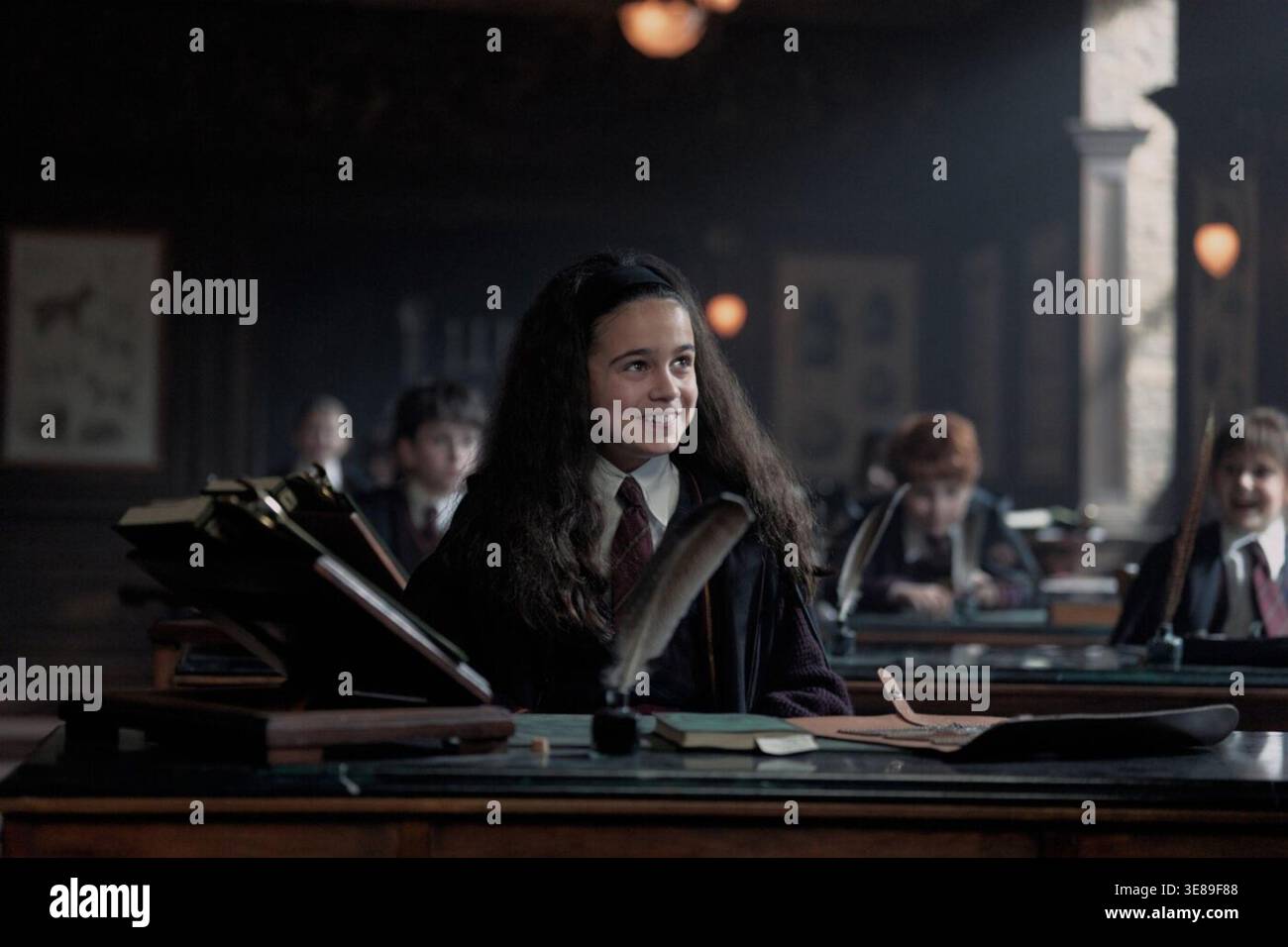 Harry Potter è una serie televisiva fantasy sviluppata per HBO, basata sulla serie omonima di libri fantasy dell'autore britannico J. K. Rowling. Il protagonista è Dominic McLaughlin, con Alastair Stout nel ruolo di Ron Weasley e Arabella Stanton nel ruolo di Hermione Granger. Il cast principale include anche John Lithgow nel ruolo di Albus Silente, Janet McTeer nel ruolo di Minerva McGonagall, Paapa Essiedu nel ruolo di Severus Snape e Nick Frost nel ruolo di Rubeus Hagrid. Foto Stock