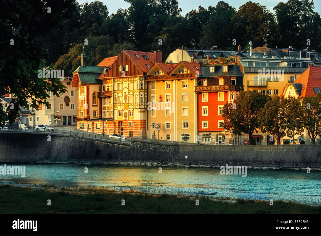 Edifici tradizionali con facciate dipinte si affacciano sul fiume Isar nella storica città di Bad Tolz, Baviera, Germania. Foto Stock