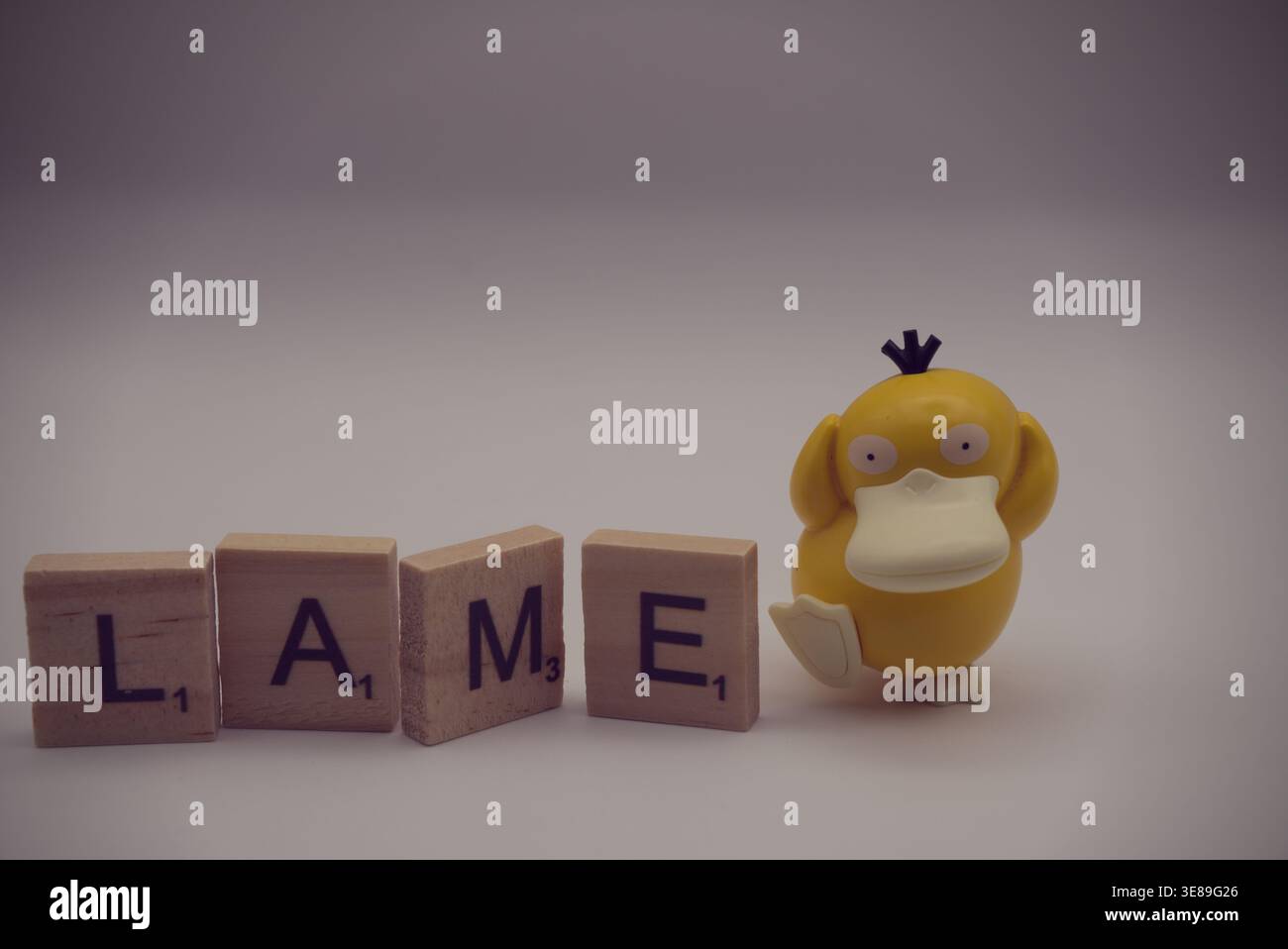 Funny Duck Toy with lame Message simboleggia il fallimento politico e commerciale Foto Stock