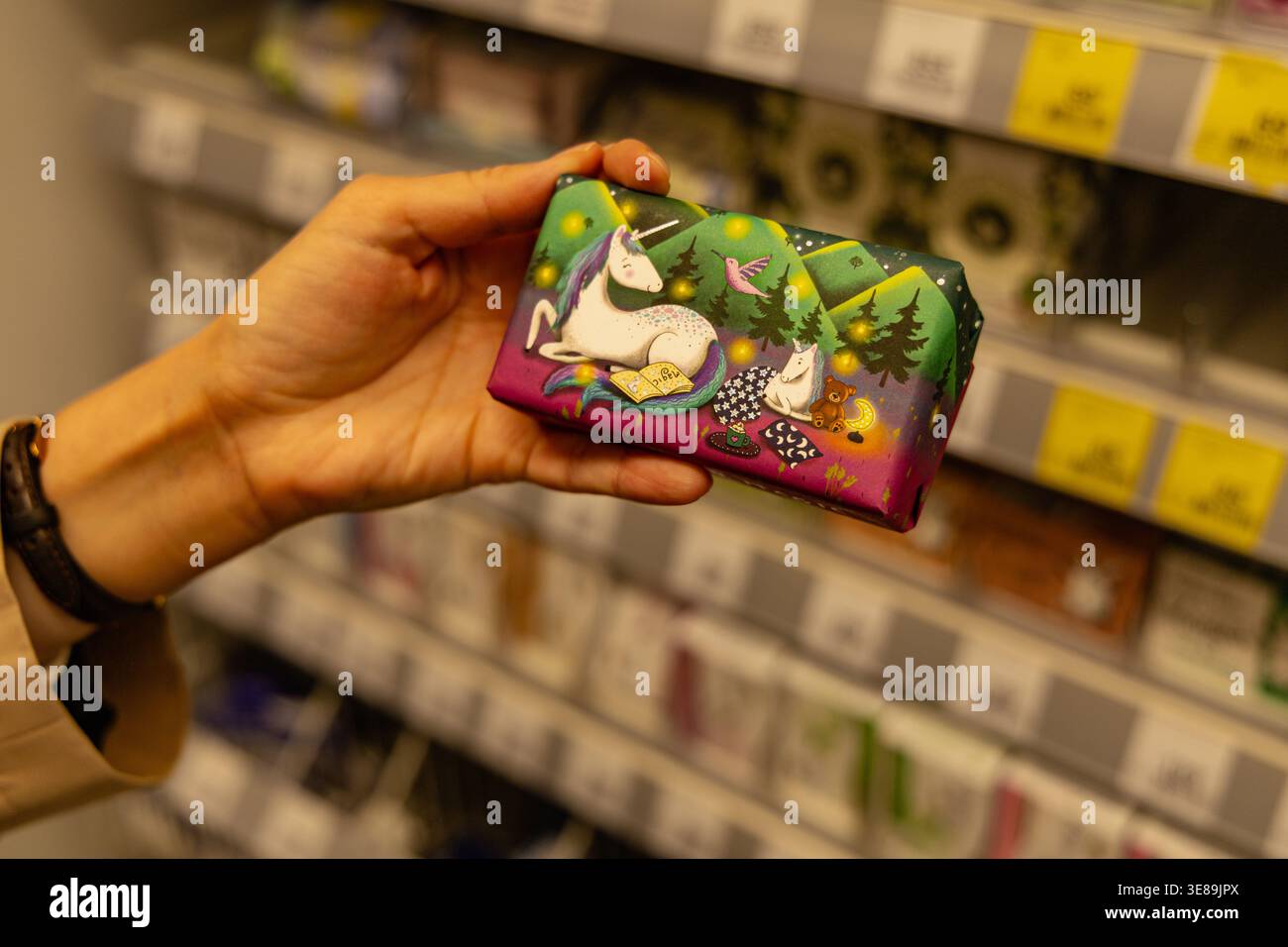 Pacchetto con sapone omaggio per Unicorn colorato per lo shopping Foto Stock