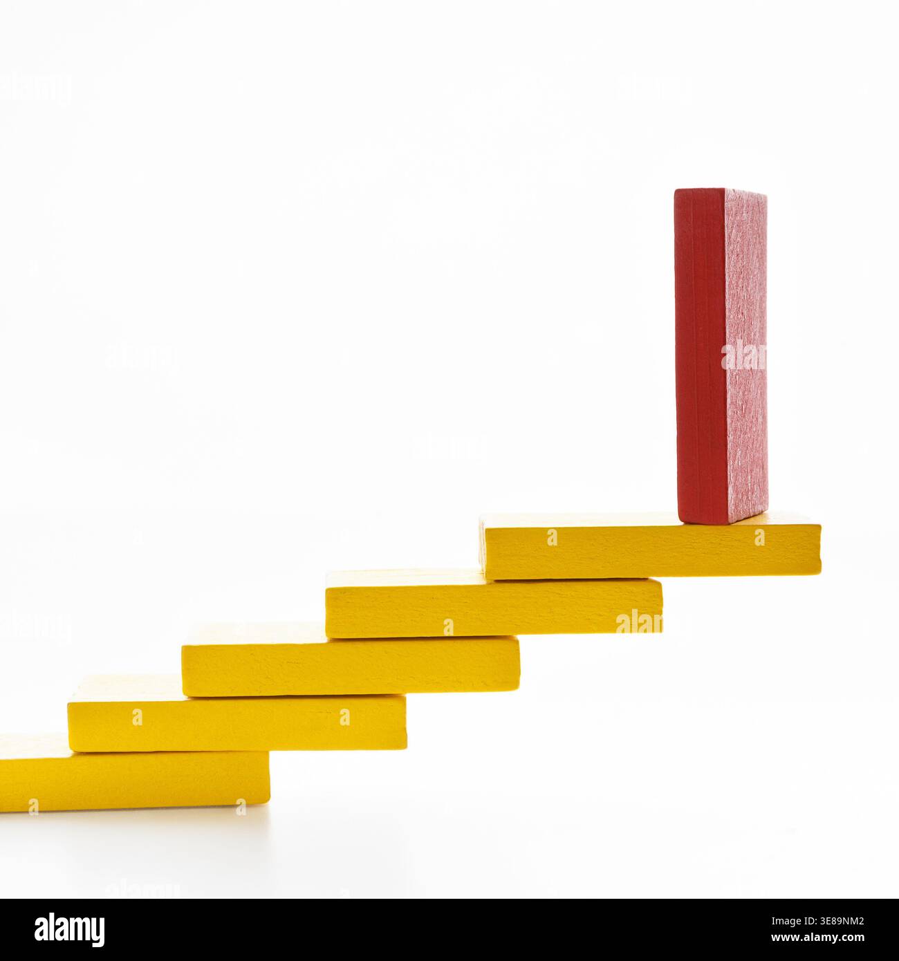 Creazione di passaggi con blocchi colorati che mostrano i livelli e i progressi in un layout creativo Foto Stock