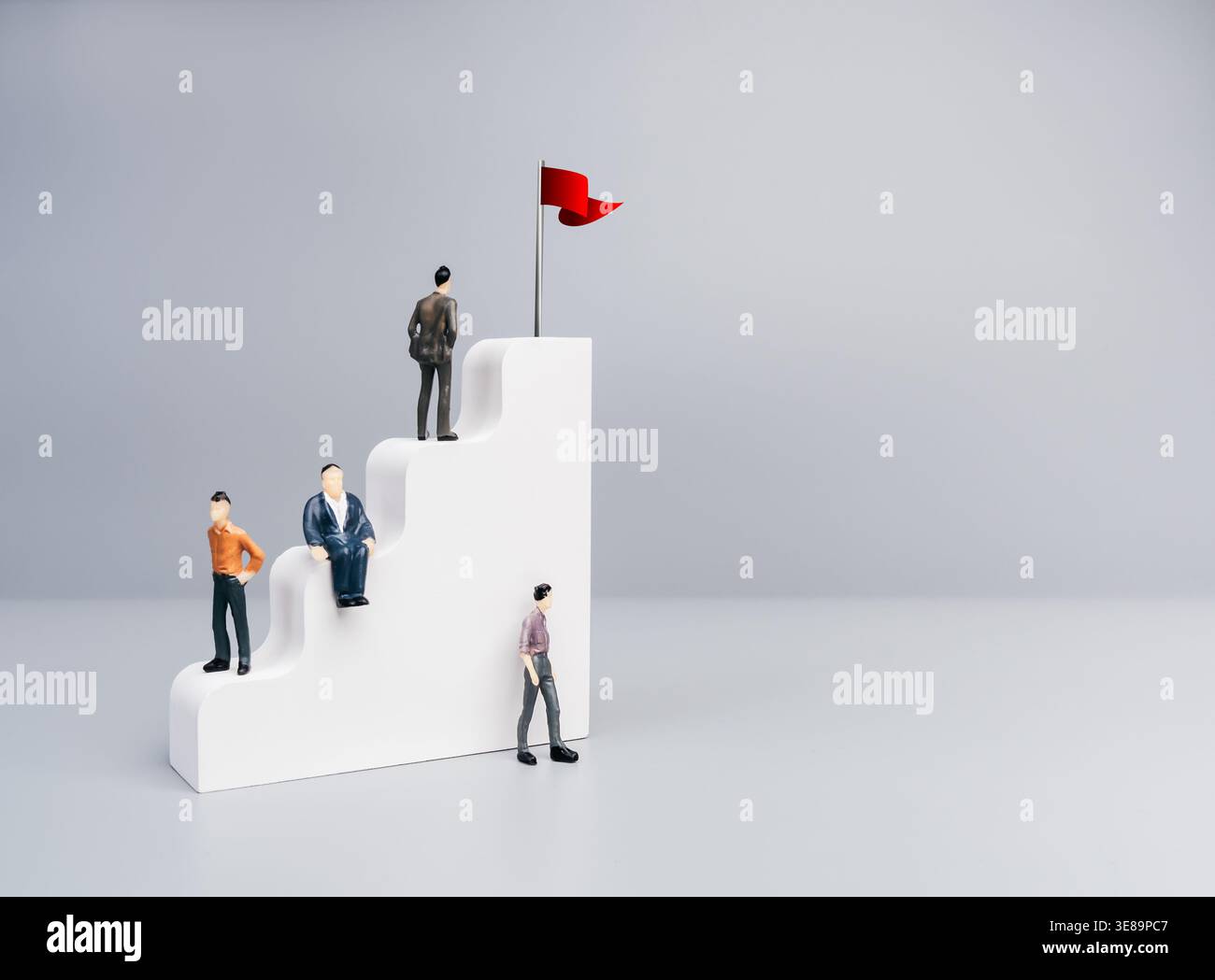 Concetto di crescita della carriera con gli imprenditori in miniatura sul podio in crescita che porta al segnale d'allarme. Successo, leadership, promozione, raggiungimento degli obiettivi e. Foto Stock