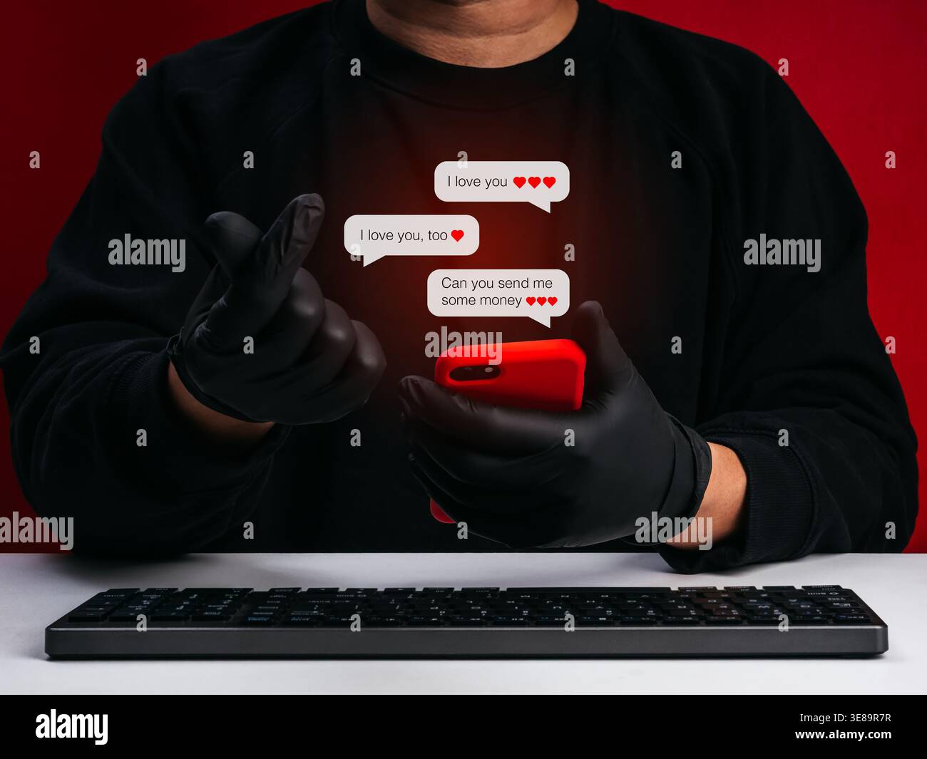 Concetto di truffa romantica con hacker o truffatore che utilizza lo smartphone e finti messaggi d'amore. Truffa degli incontri online, pesca a gatto, manipolazione emotiva, phishing Foto Stock