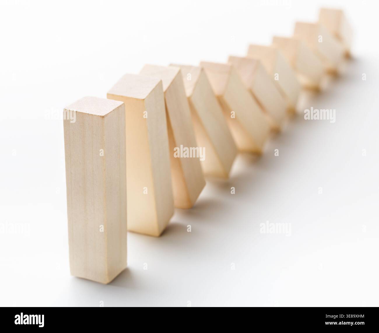 Collezione di blocchi di legno disposti in linea retta per una dimostrazione di equilibrio e gravità Foto Stock