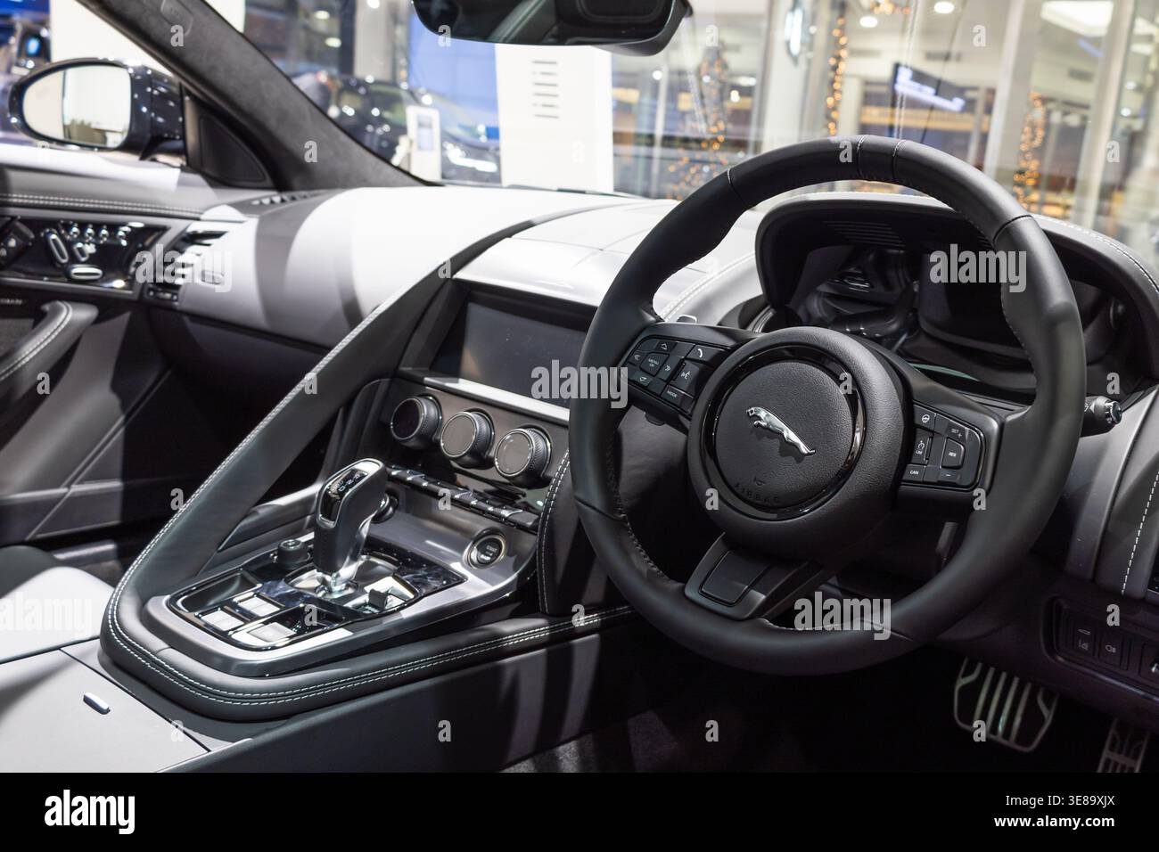 Vista interna del cruscotto Jaguar F-Type Coupé 75. Londra, Regno Unito, 24 dicembre 2023 Foto Stock