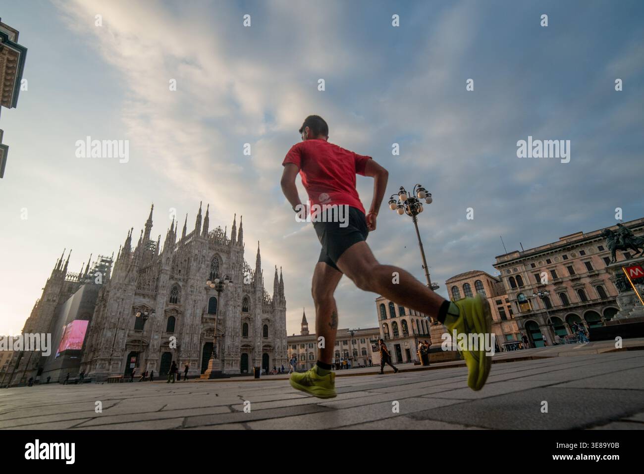 Milano 9 aprile 2026: Atleta che corre all'alba in piazza Duomo di Milano, prima di iniziare la sua giornata lavorativa Foto Stock