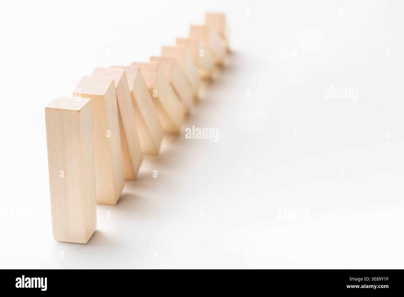 I blocchi di legno disposti in una sequenza creano un'impostazione strutturata per bilanciamento e attività Foto Stock
