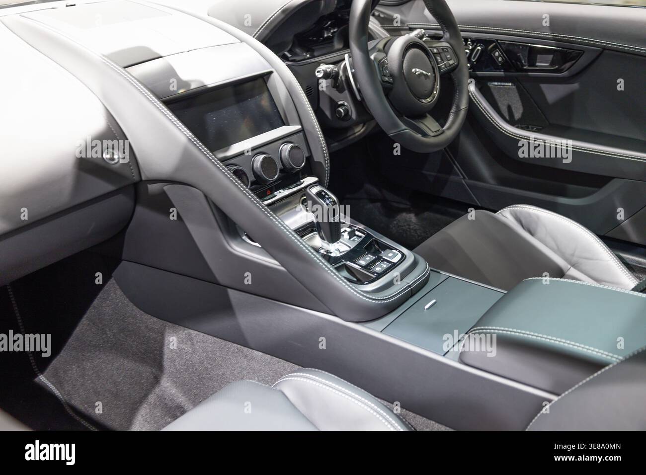 Cruscotto e selettore del cambio all'interno di una Jaguar F-Type Coupé. Londra, Regno Unito, 24 dicembre 2023 Foto Stock
