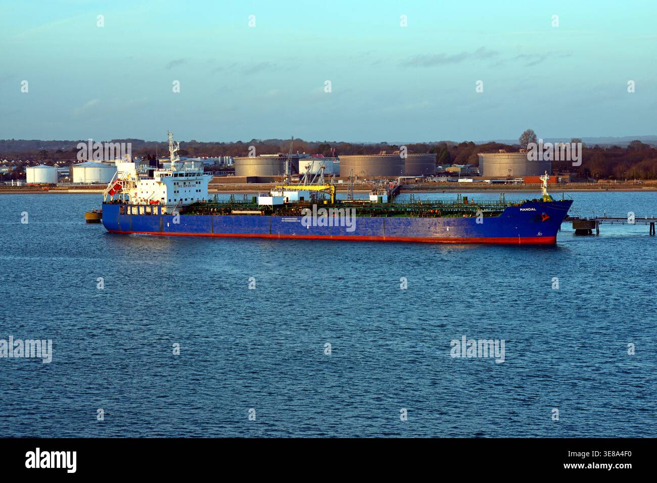 L'autocisterna per prodotti chimici/petroliferi "Mandal" è ormeggiata presso il molo di scarico di Hamble Rice, sulla costa orientale di Southampton Water. Foto Stock