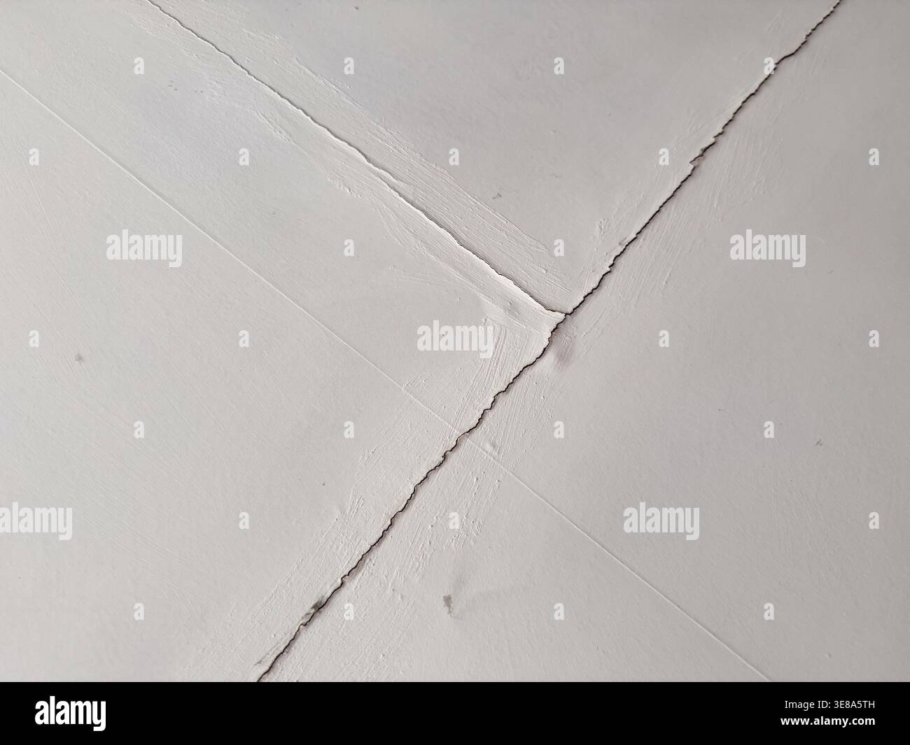 Interno di una casa del Regno Unito che mostra danni causati da inondazioni, pareti macchiate d'acqua, pavimenti imbevuti e segni di deterioramento del materiale. Foto Stock