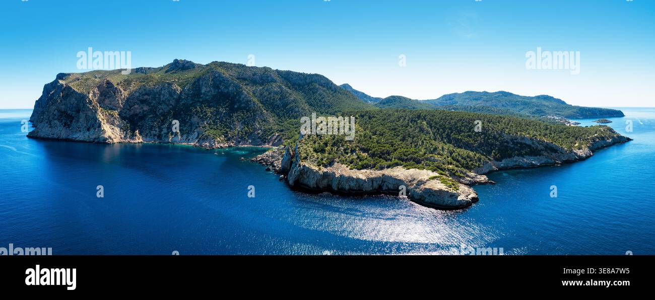 Vista dall'alto dell'accogliente baia Cala en Basset vicino al villaggio di Sant Elm, nella parte più occidentale di Maiorca, con barche ancorate, Spagna. Foto Stock