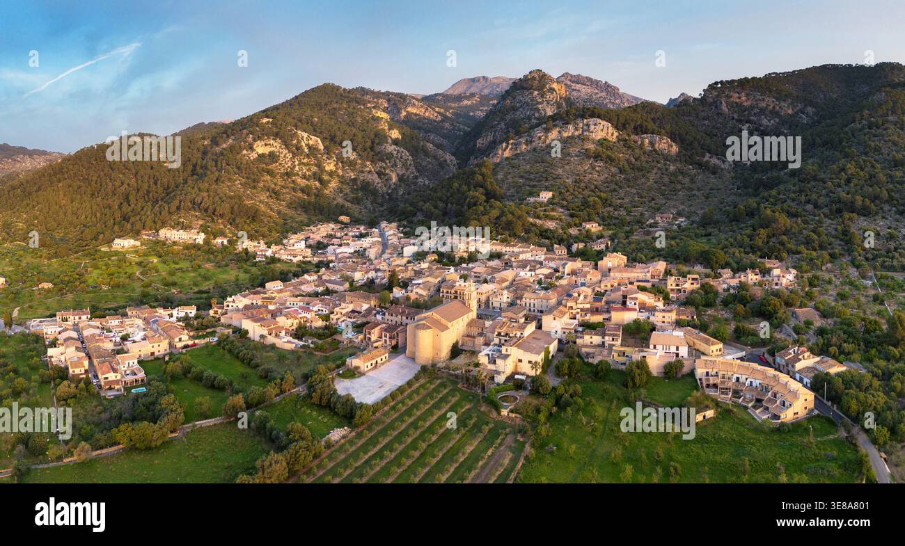 Antica Maiorca rurale all'alba - villaggio di Caimari con montagna, regione Raiguer, Maiorca, Isole Baleari, Spagna, Europa Foto Stock