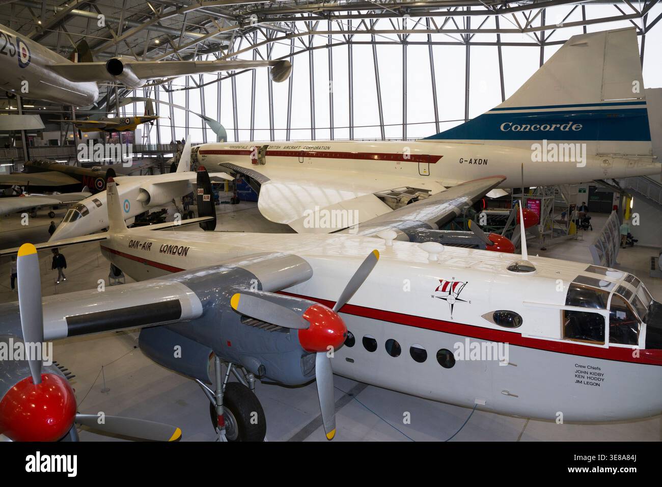 Avro 685 York C1, numero G-ANTK in livrea Dan - Air, un aereo da trasporto pesante britannico a quattro motori. Il Concorde aereo/numero aereo G-AXDN può essere visto dietro. Imperial War Museum, IWM Duxford, Cambridgeshire. REGNO UNITO (140) Foto Stock