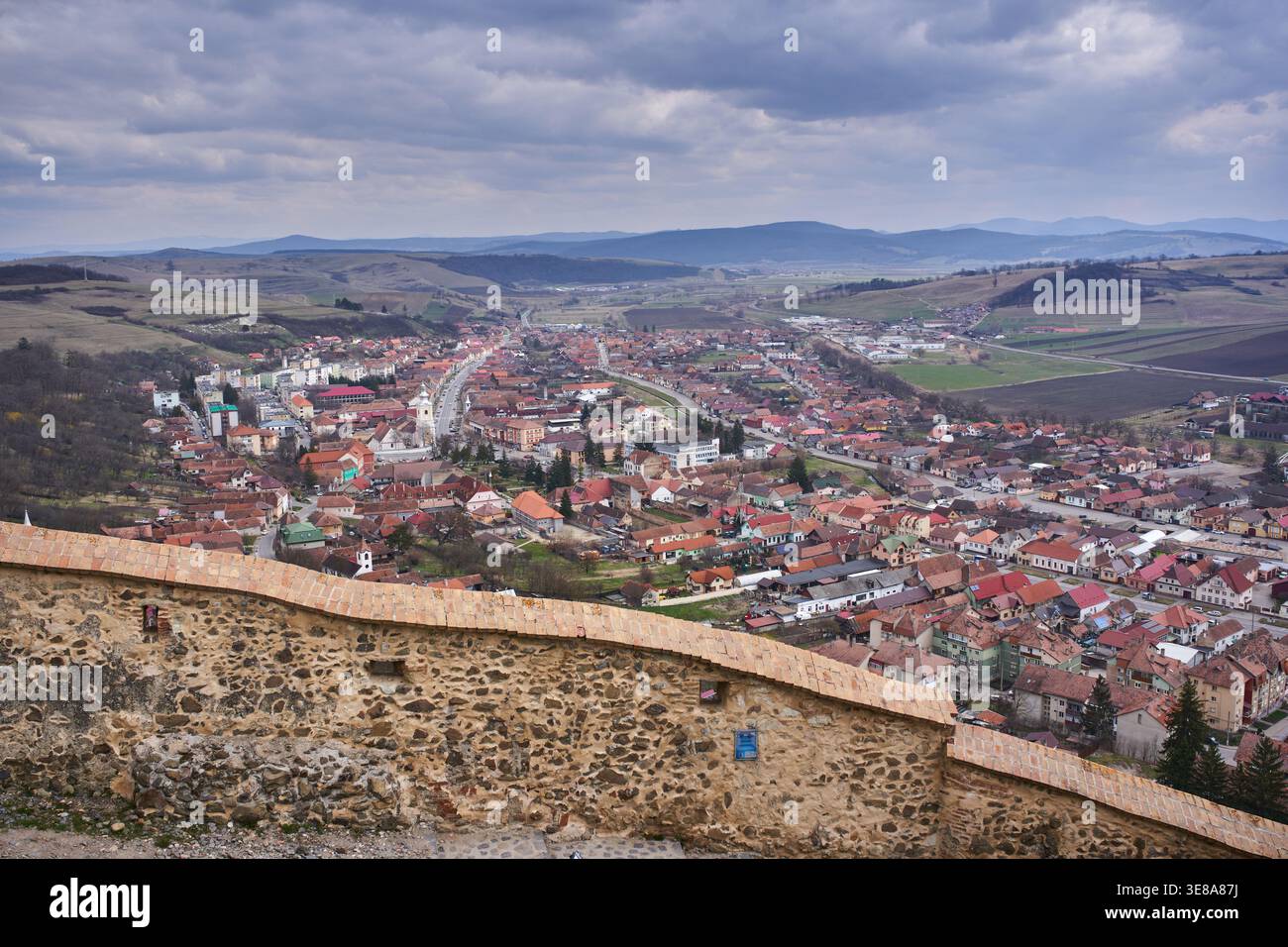 Muro di bastioni in pietra ricurvo restaurato con mattoni e abbraccio nella fortezza medievale di Rupea in Transilvania, Romania Foto Stock