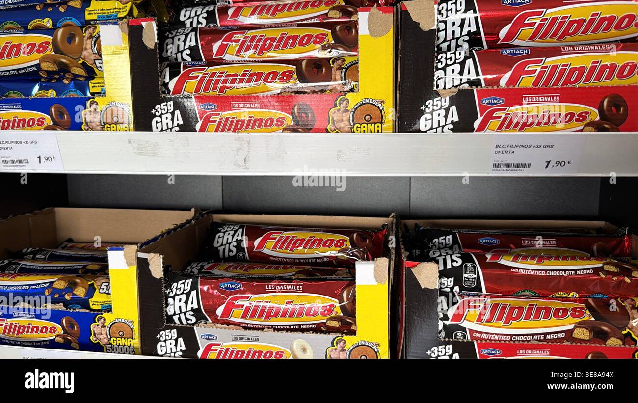 Scaffali in un negozio di alimentari che espongono scatole di biscotti ad anello al cioccolato Artiach Filipinos con cartellini dei prezzi visibili in euro - Immagine stock catturata con smartphone