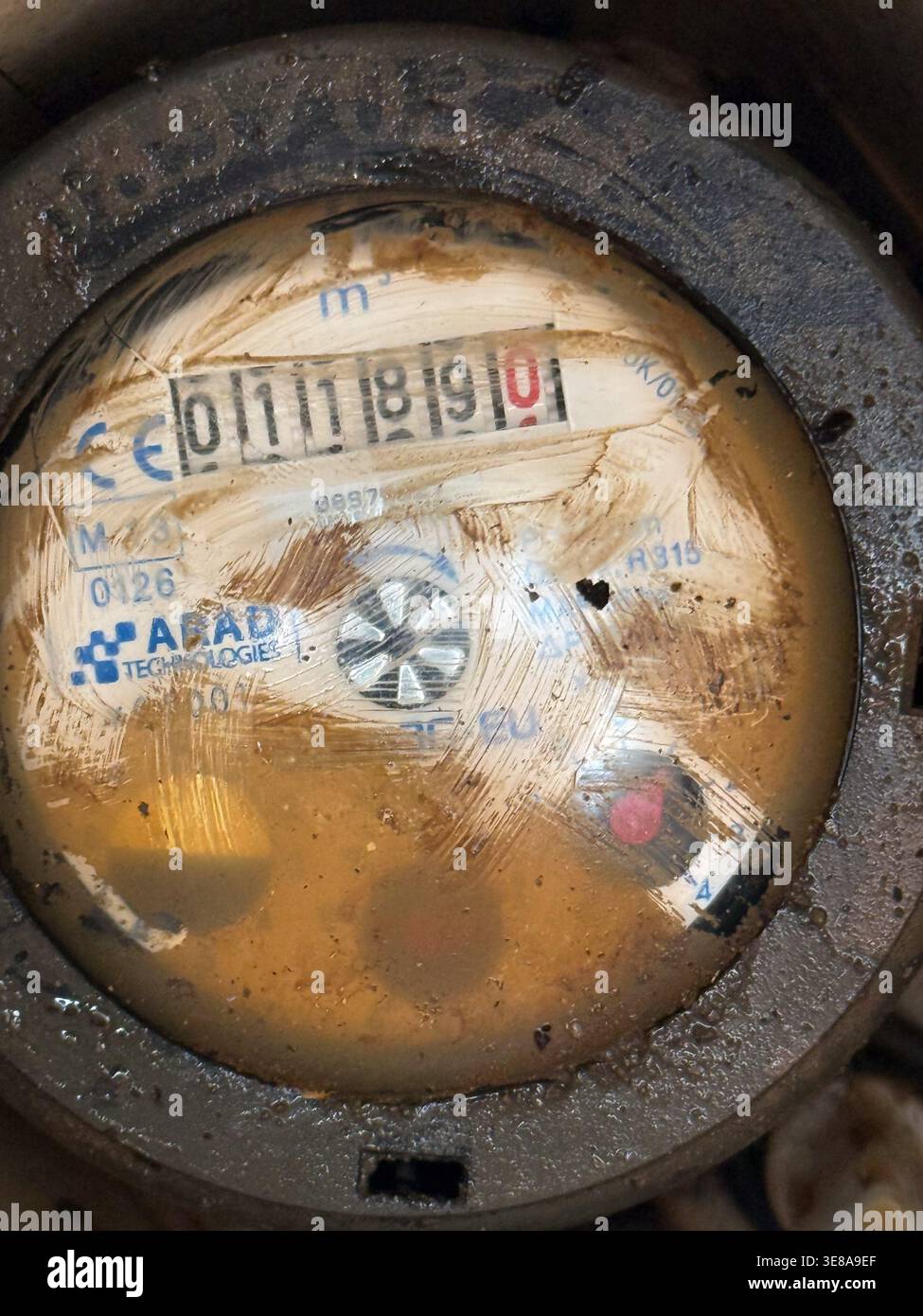 Un primo piano di un contatore dell'acqua installato in una casa nel Regno Unito, utilizzato per misurare il consumo di acqua domestico per la fatturazione e la gestione delle utenze Foto Stock