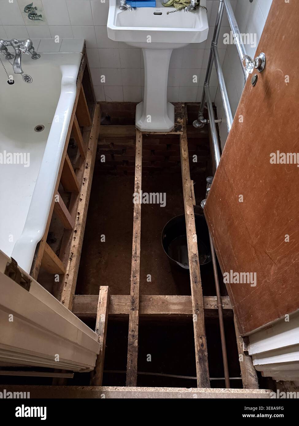 Interno di una casa del Regno Unito che mostra danni causati da inondazioni, con pavimento rimosso. Foto Stock