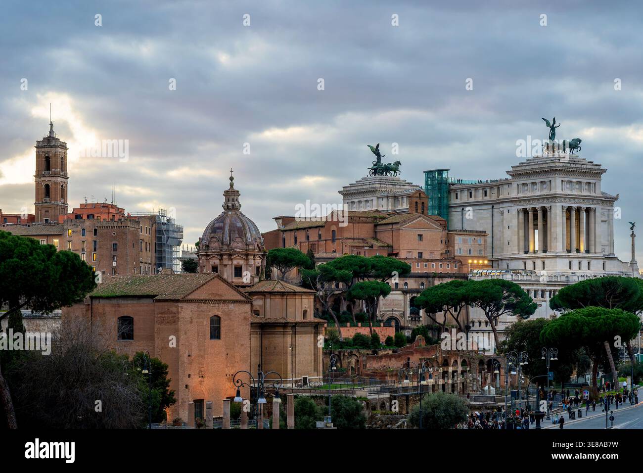 Vista panoramica di via dei fori Imperiali a Roma, Lazio, Italia, con il monumento del Vittoriano e le antiche rovine. Foto Stock