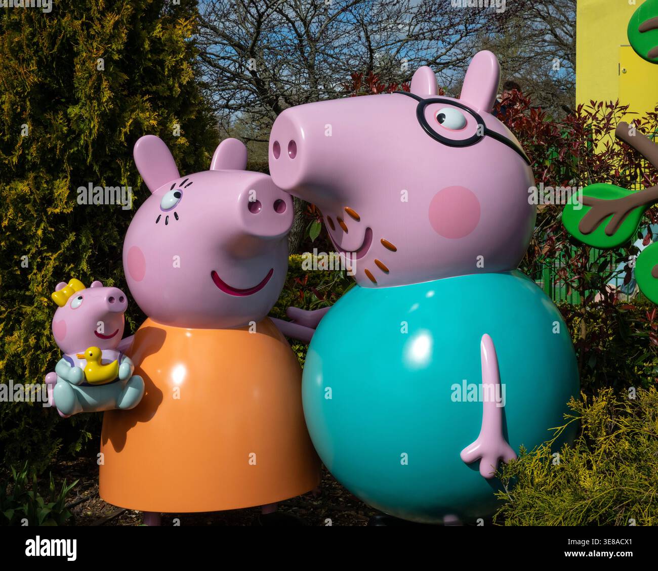 Hampshire, Regno Unito - 31 marzo 2026: Statue di Daddy Pig, Mummy Pig and Evie al Peppa Pig World nel Paultons Park - un parco divertimenti situato nel New F Foto Stock