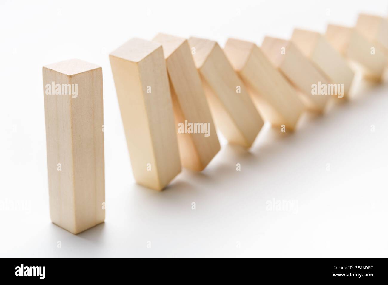 I blocchi di legno creano un effetto Domino in una configurazione semplice durante il tempo di gioco Foto Stock