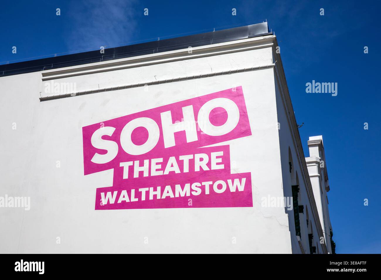 Londra, Regno Unito - 8 aprile 2026: Il cartello all'esterno del Soho Theatre Walthamstow, che si trova ora nell'edificio del vecchio Granada Cinema in Hoe Foto Stock