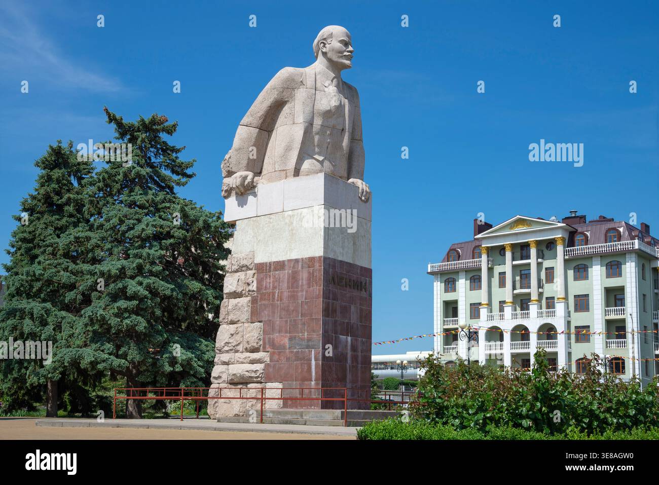 AZOV, RUSSIA - 21 MAGGIO 2025: Monumento a Vladimir Ilyich Lenin sulla piazza centrale. Azov, regione di Rostov Foto Stock