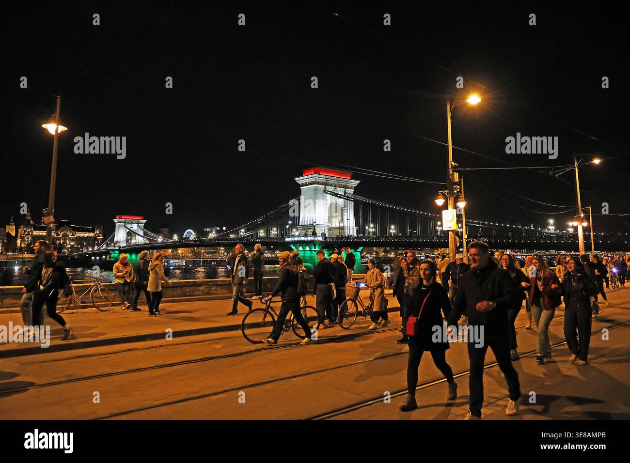 La catena ​Bridge di Budapest si è illuminata nei colori nazionali ungheresi a causa dei risultati delle elezioni parlamentari del 2026 con la celebrazione della folla il 12 aprile Foto Stock