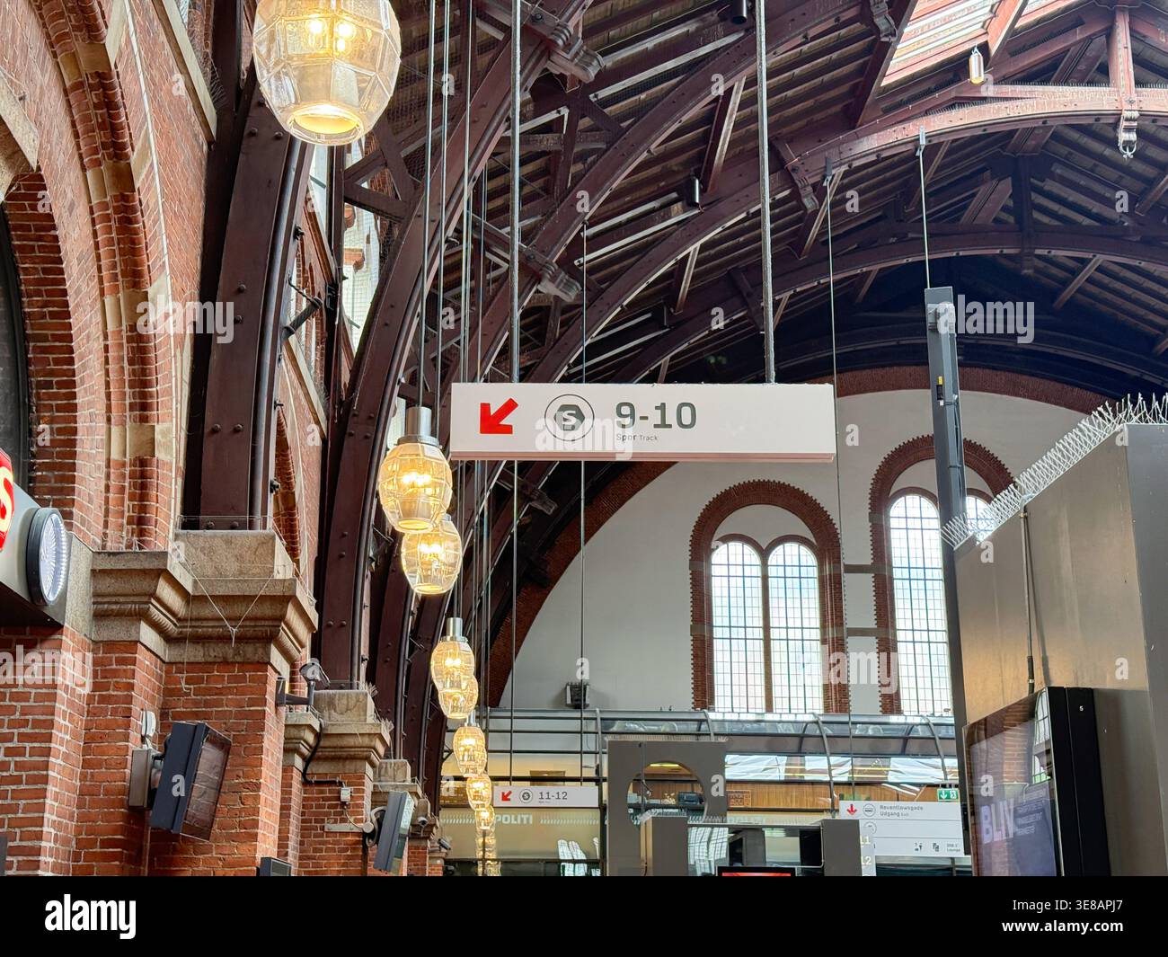 Segnaletica della stazione ferroviaria che mostra i numeri dei banchi e la direzione con l'orologio nel terminal ferroviario classico Foto Stock