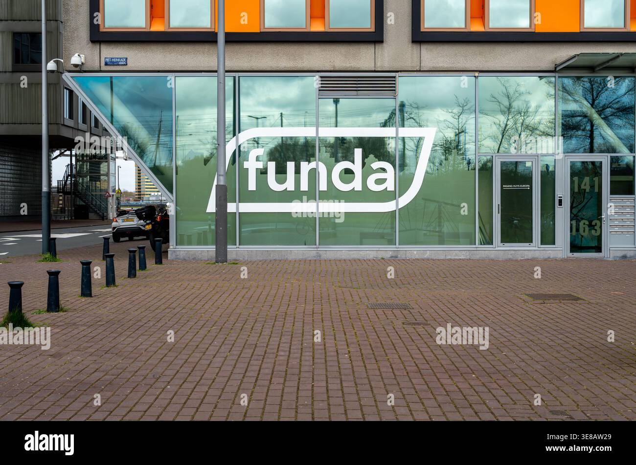 Amsterdam, Paesi Bassi, 31.03.2026, Funda Real Estate Company Branding on Building facade Foto Stock