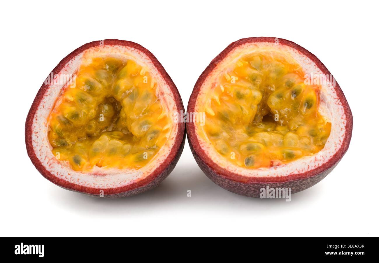 Frutto della passione fresco maturo tagliato a metà e isolato su sfondo bianco, con polpa e semi succosi. Frutta esotica tropicale fotografata in studio, io Foto Stock