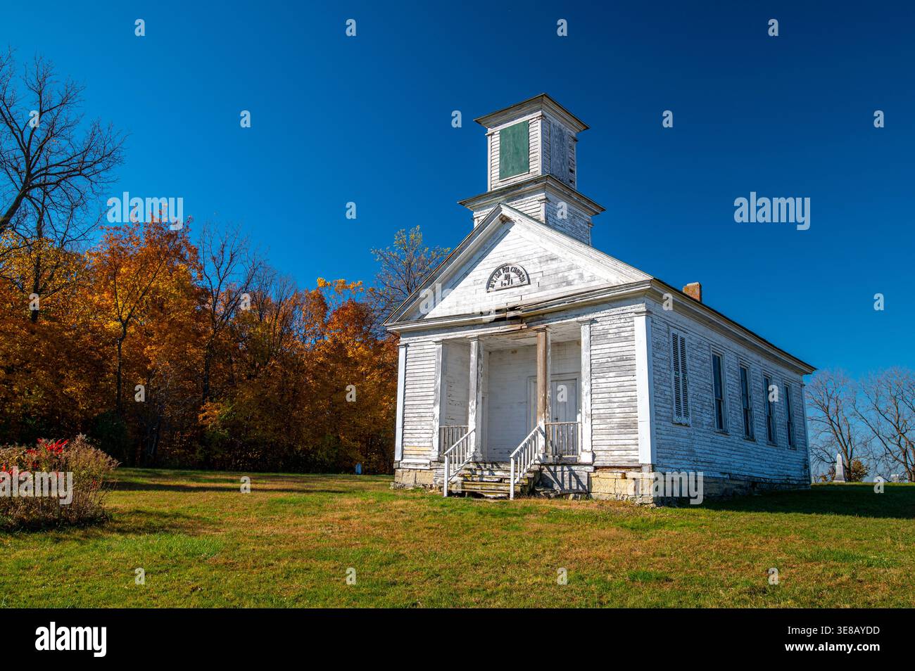 Rovine della primitiva chiesa metodista del monte Zion a ovest di Fennimore, Wisconsin, chiesa rurale abbandonata sotto il sole del cielo autunnale. Foto Stock