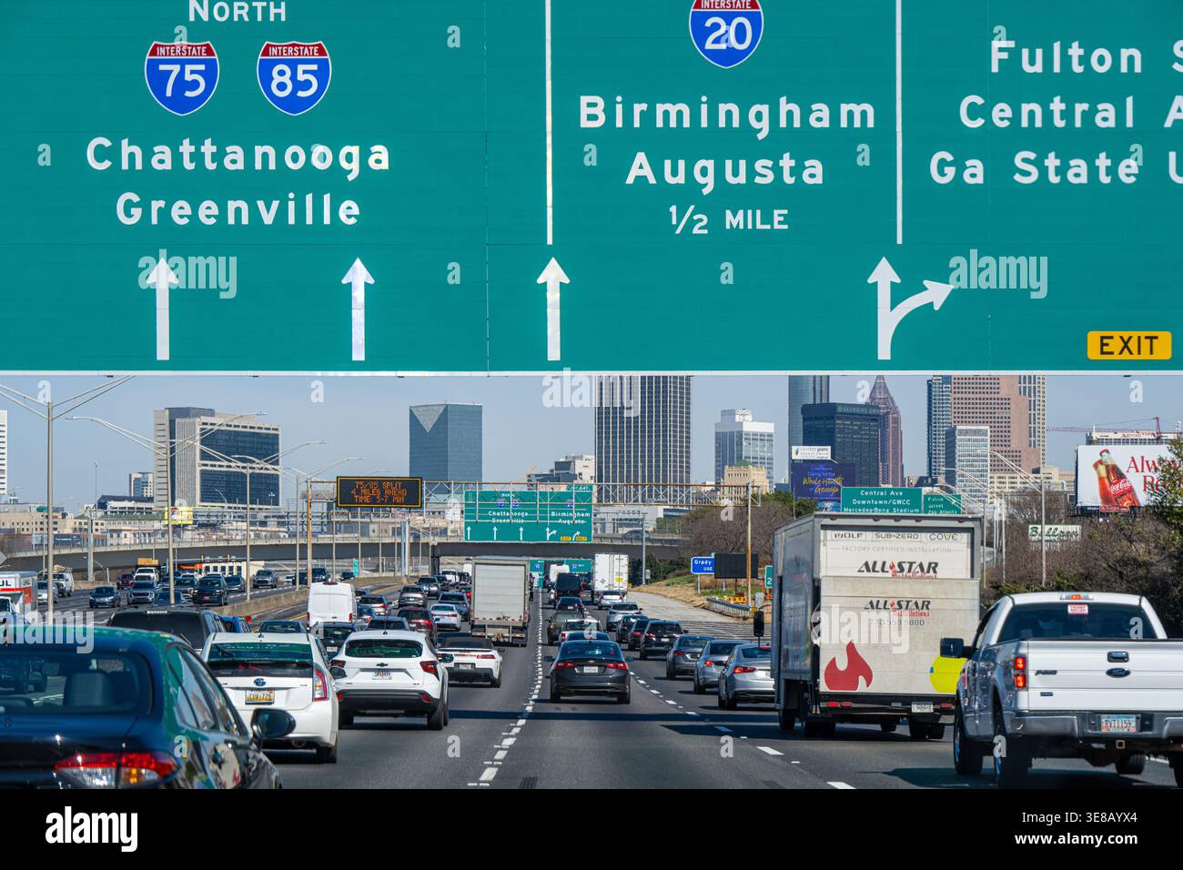 Traffico sull'autostrada lungo la i-75/i-85 Downtown Connector ad Atlanta, Georgia. (USA) Foto Stock