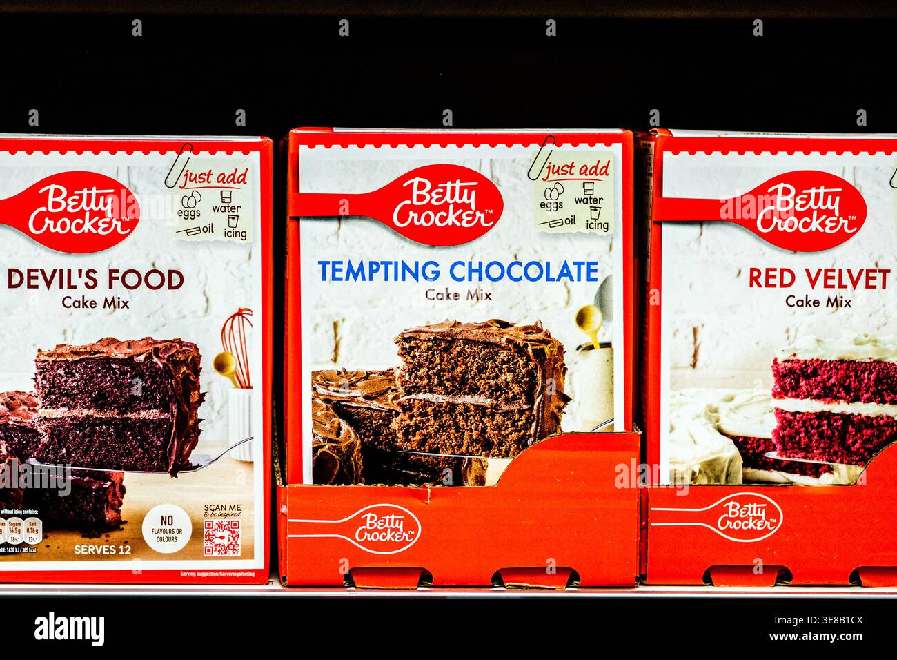 Londra Regno Unito, 13 aprile 2026, Betty Crocker Home Bake Cake Mix Packaging Devils Food Tempting Chocolate and Red Velvet Foto Stock