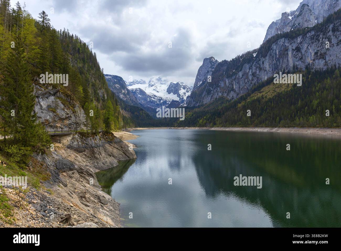 Tranquillo lago alpino che riflette le montagne e la foresta in Austria. Foto Stock