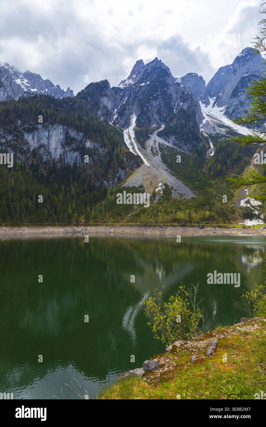 Lago alpino Gosausee con cime del ghiacciaio Dachstein nelle Alpi austriache. Foto Stock