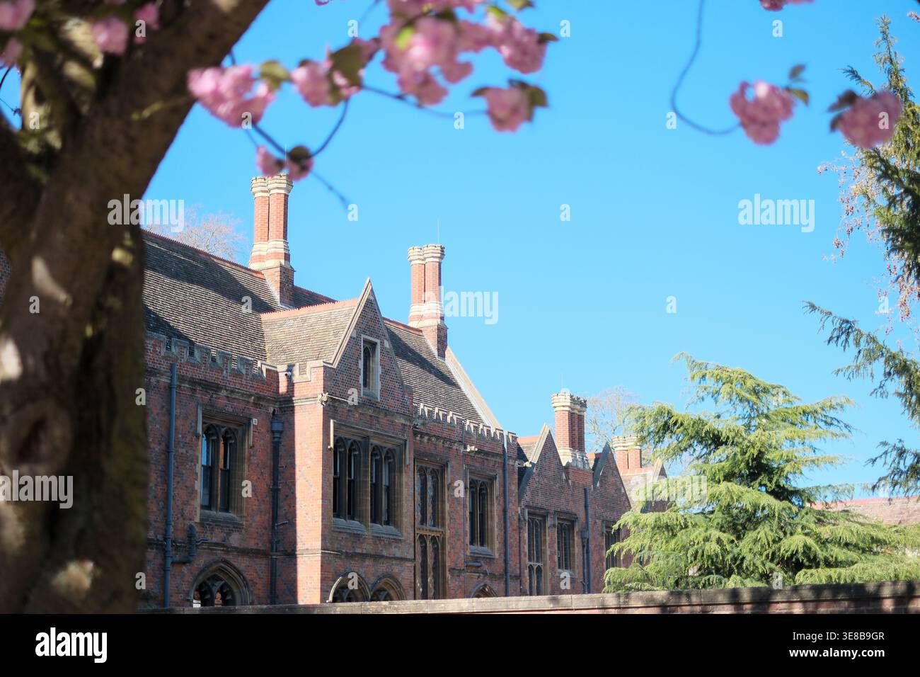 07 APR 2026 - Cambridge, Regno Unito - St. Johns College in Cambridge Bridge Street visto in una prima giornata estiva. Foto Stock