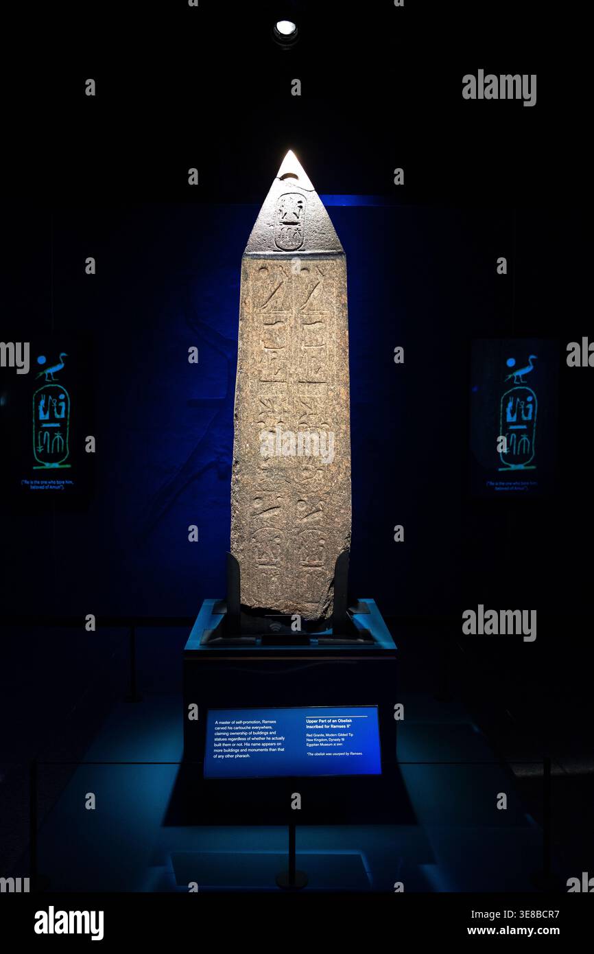 La parte superiore di un obelisco inciso per Ramses II Foto Stock