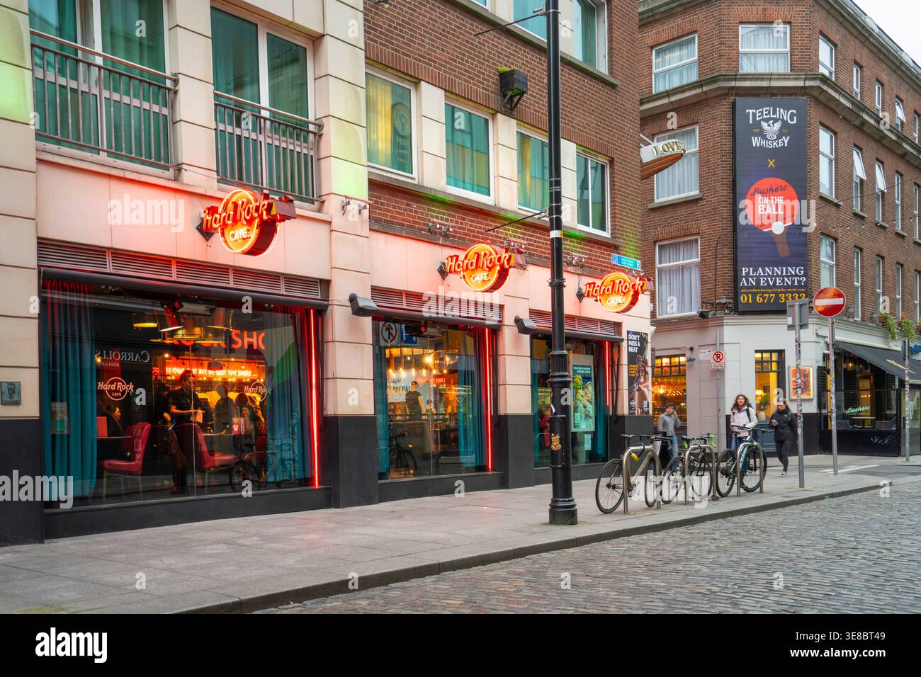Dublino, Irlanda. 7 aprile 2026. Vista esterna dell'Hard Rock Cafe nel centro città Foto Stock