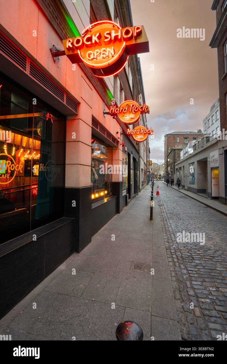 Dublino, Irlanda. 7 aprile 2026. Vista esterna dell'Hard Rock Cafe nel centro città Foto Stock