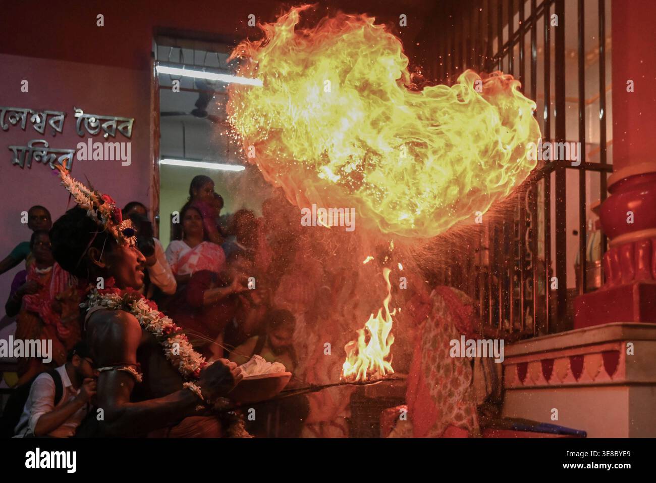 KOLKATA, INDIA - 13 APRILE: I devoti indù eseguono rituali con fuoco nel festival Shiva Gajan il 13 aprile 2026 a Kolkata, India. Foto di Samir Jana/Hindustan Times i devoti indù eseguono rituali con fuoco al Festival Shiva Gajan Foto Stock
