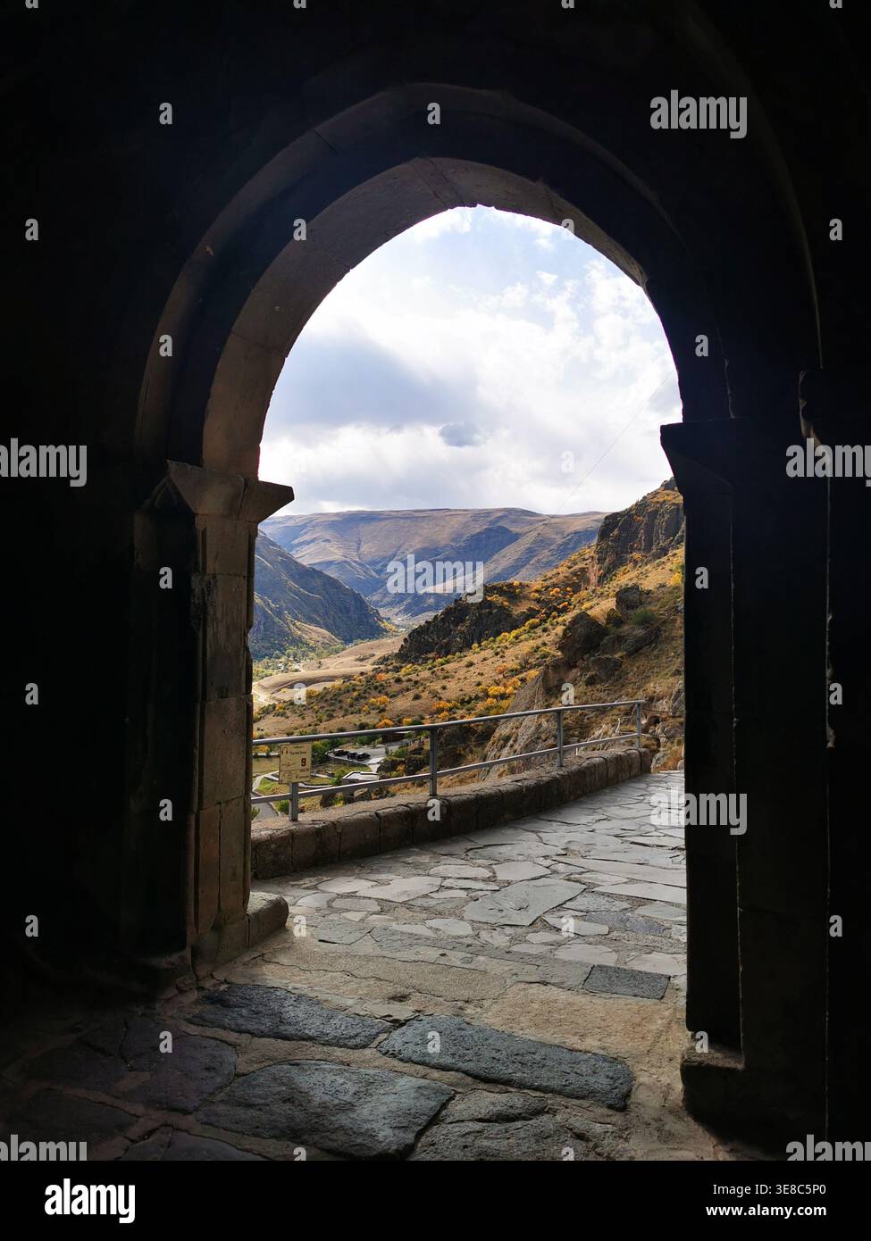 Questa foto è perfetta per illustrare temi di viaggio e della grandiosità della natura. È ideale per l'uso in campagne turistiche, blog di viaggio - Immagine stock catturata con smartphone