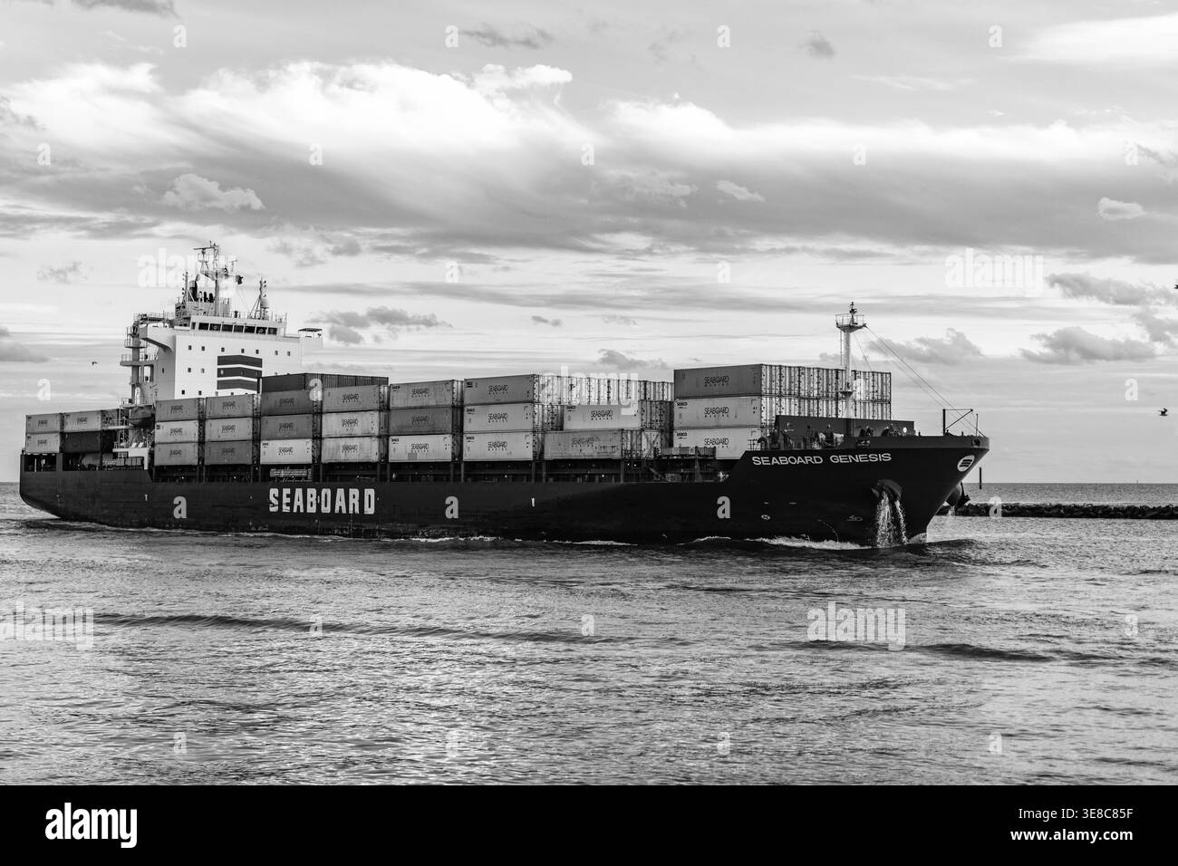 Miami, Florida, USA - 3 gennaio 2025: Nave container all'alba. Nave cargo Seaboard Genesis con container a Miami. Container carico su Foto Stock