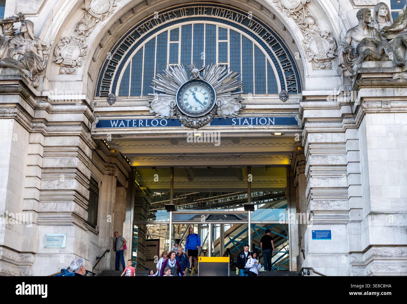 Londra. Regno Unito - aprile 08. 2026. Una folla di passeggeri che passa attraverso la grande entrata della stazione ferroviaria di Waterloo. Foto Stock