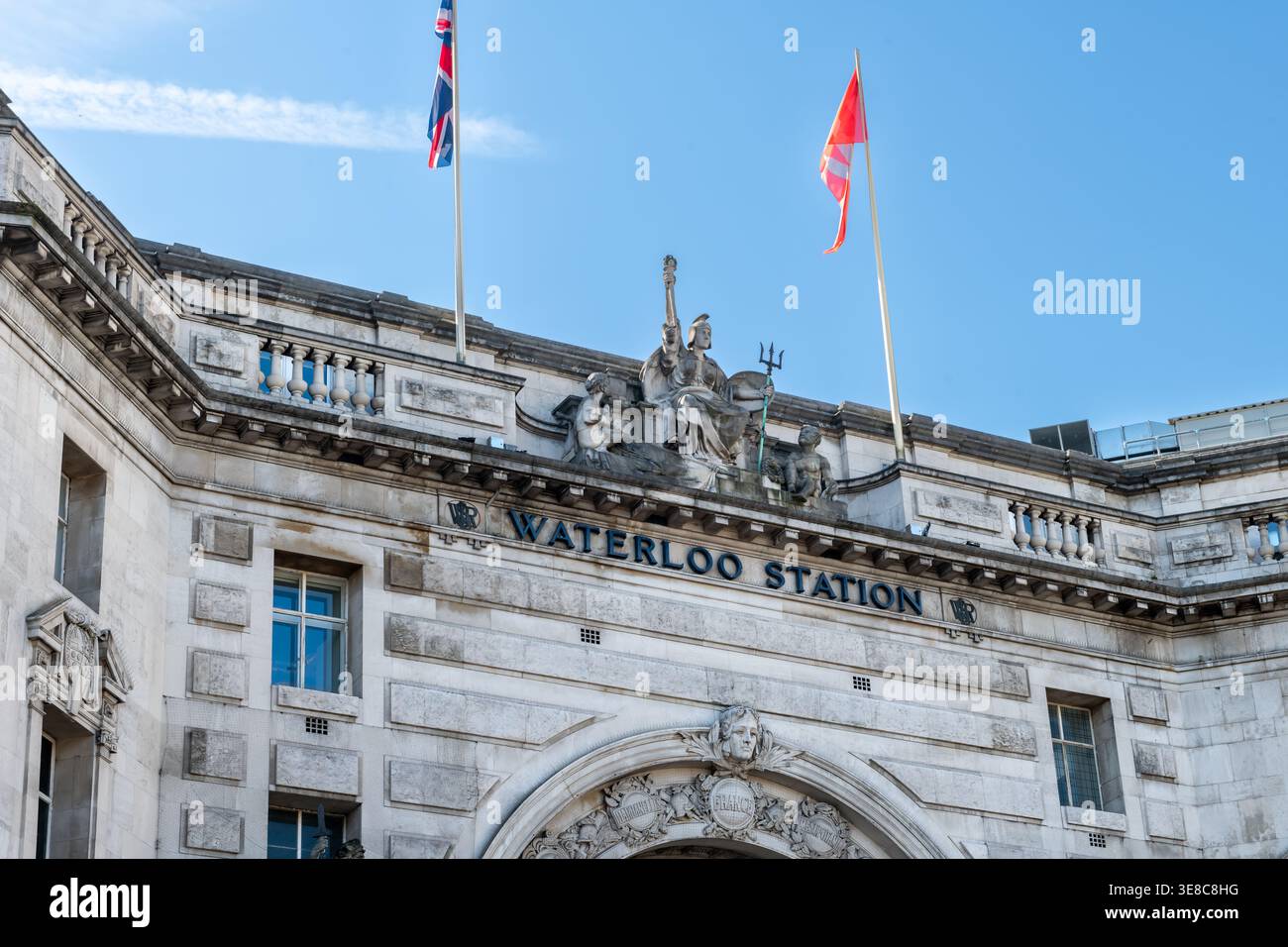 Londra. Regno Unito - aprile 08. 2026. Il cartello con il nome sulla facciata della stazione ferroviaria di Waterloo. Foto Stock