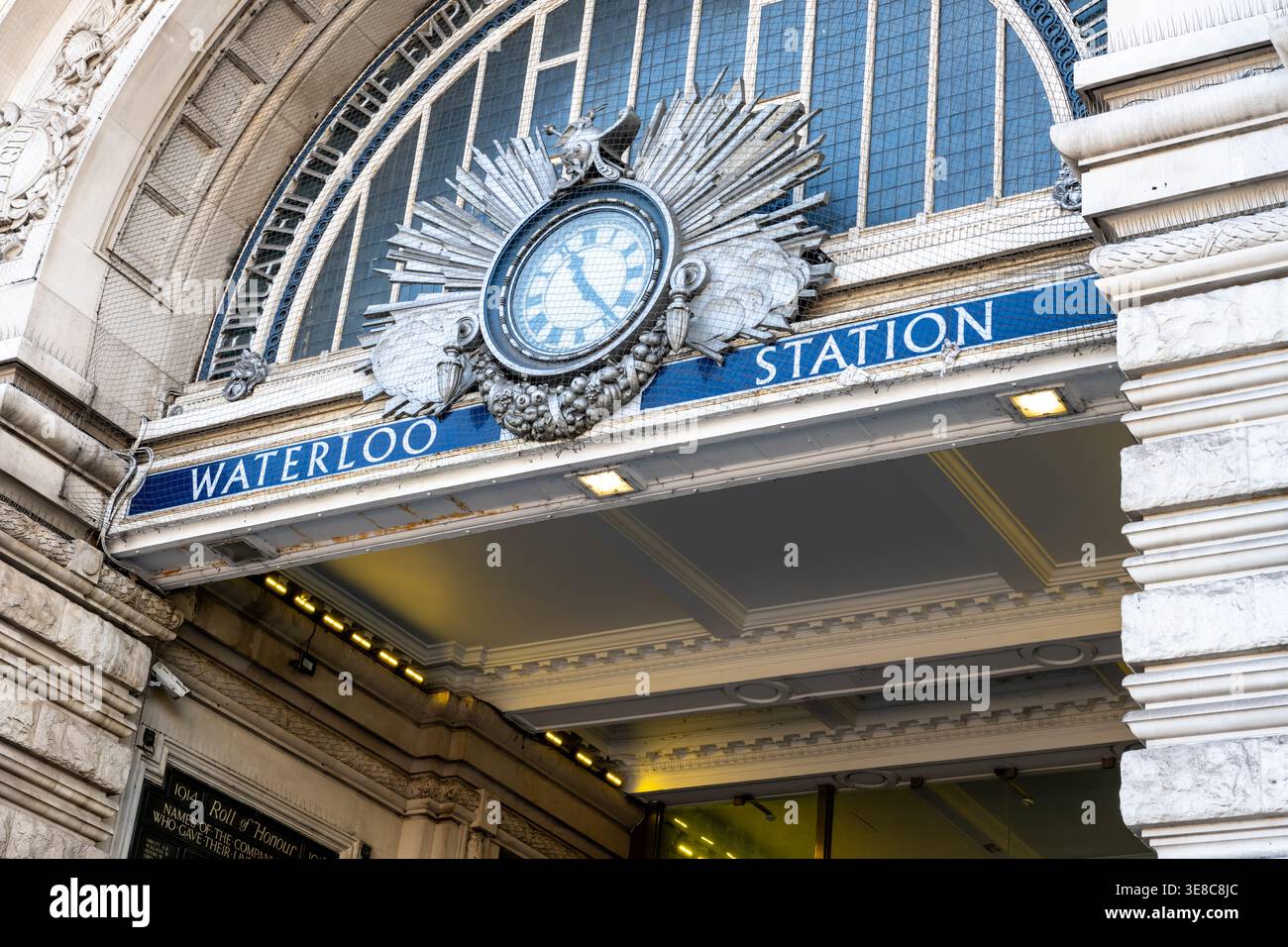 Londra. Regno Unito - aprile 08. 2026. Un primo piano del cartello con il nome e del design dell'orologio sopra lo storico ingresso della stazione ferroviaria di Waterloo. Foto Stock