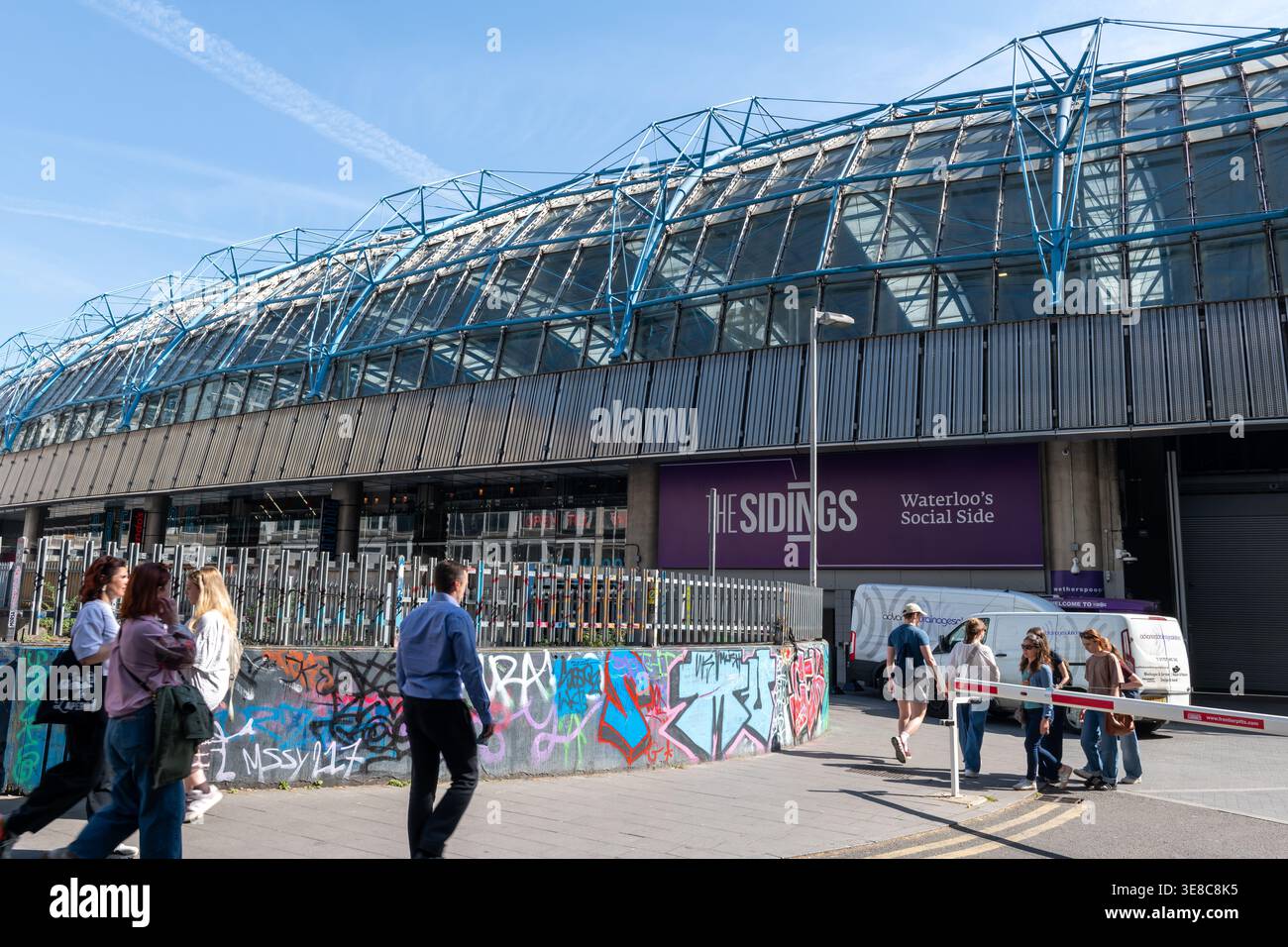 Londra. Regno Unito - aprile 08. 2026. Vista sulla strada della moderna sezione in acciaio e vetro del terminal della stazione ferroviaria di Waterloo. Foto Stock
