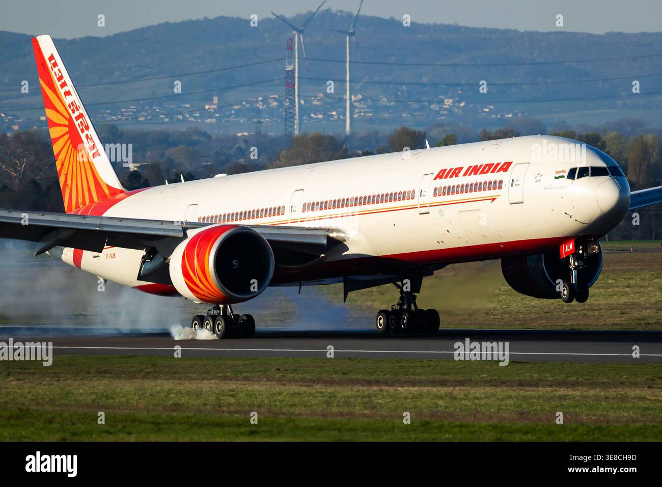Air India Boeing 777-300ER registrazione VT-ALM atterraggio all'aeroporto internazionale di Vienna (vie), Austria, 9 aprile 2026 Foto Stock