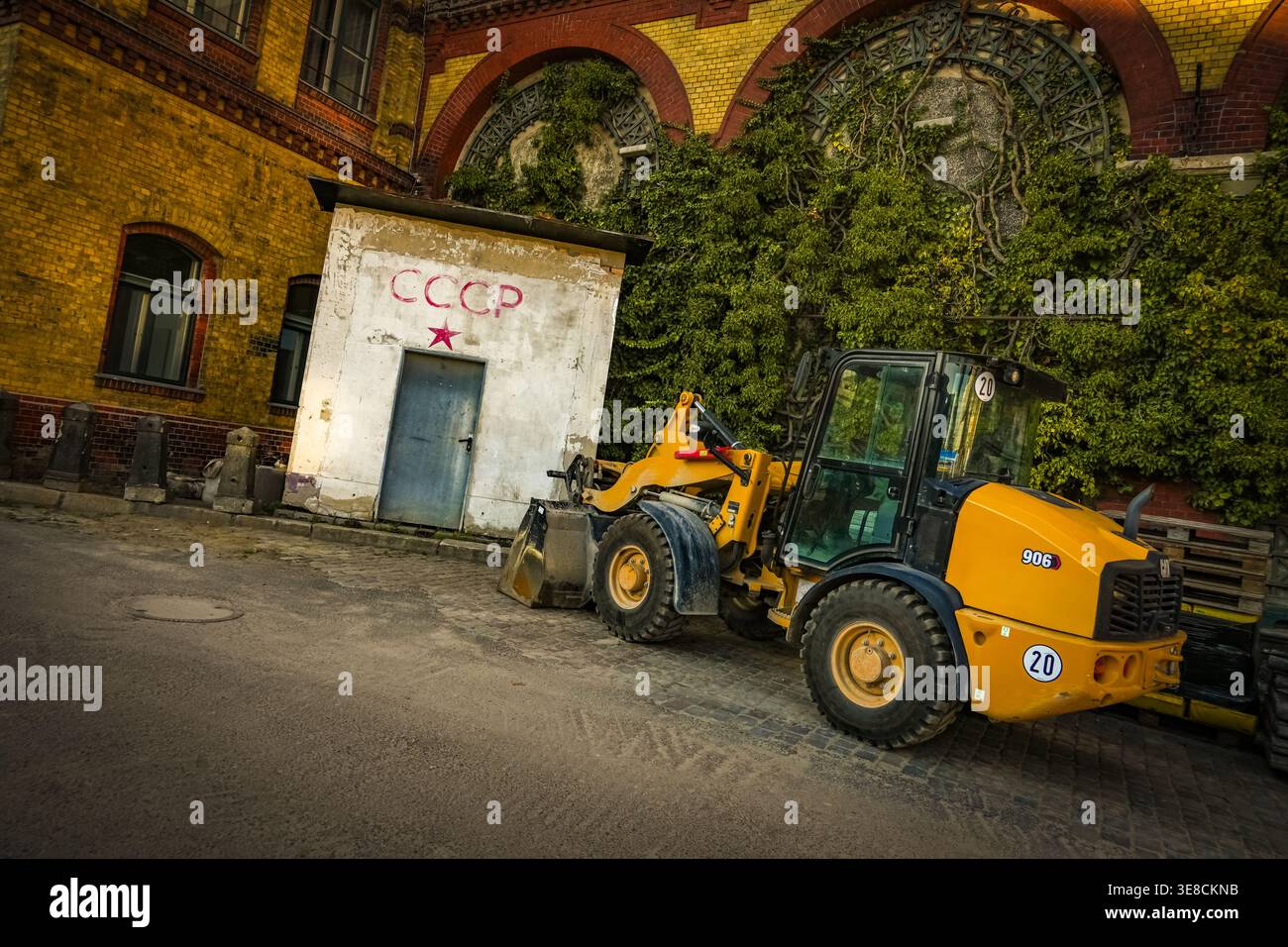 Caricatore per cortili industriali, edificio CCCP Berlino Germania, croccante degrado urbano, moderna scena lunare Foto Stock