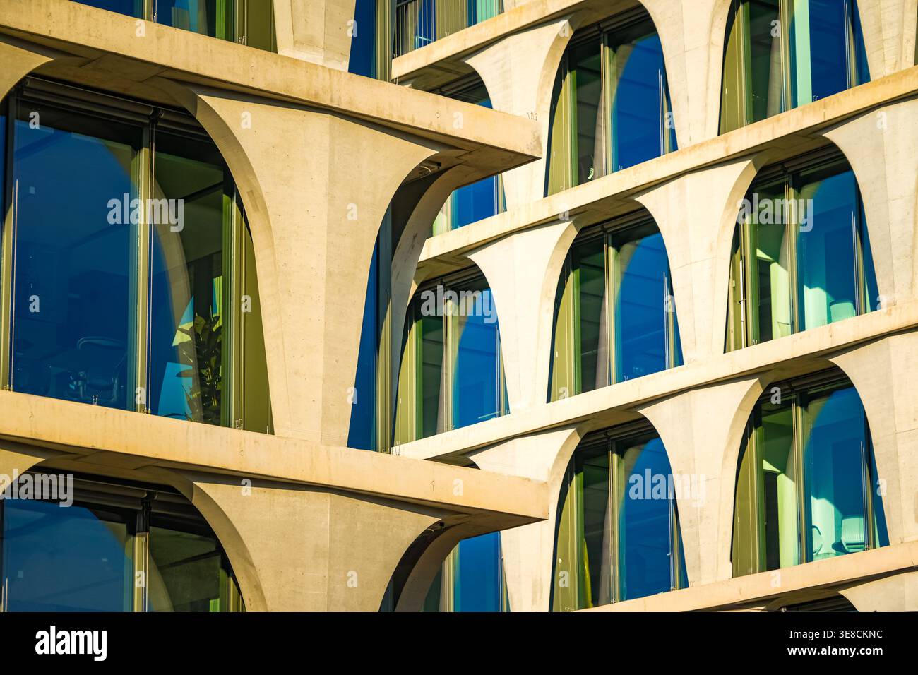 Edificio per uffici di David Chipperfield, facciata moderna con archi, Berlin Mitte, Germania fotografia architettonica Foto Stock