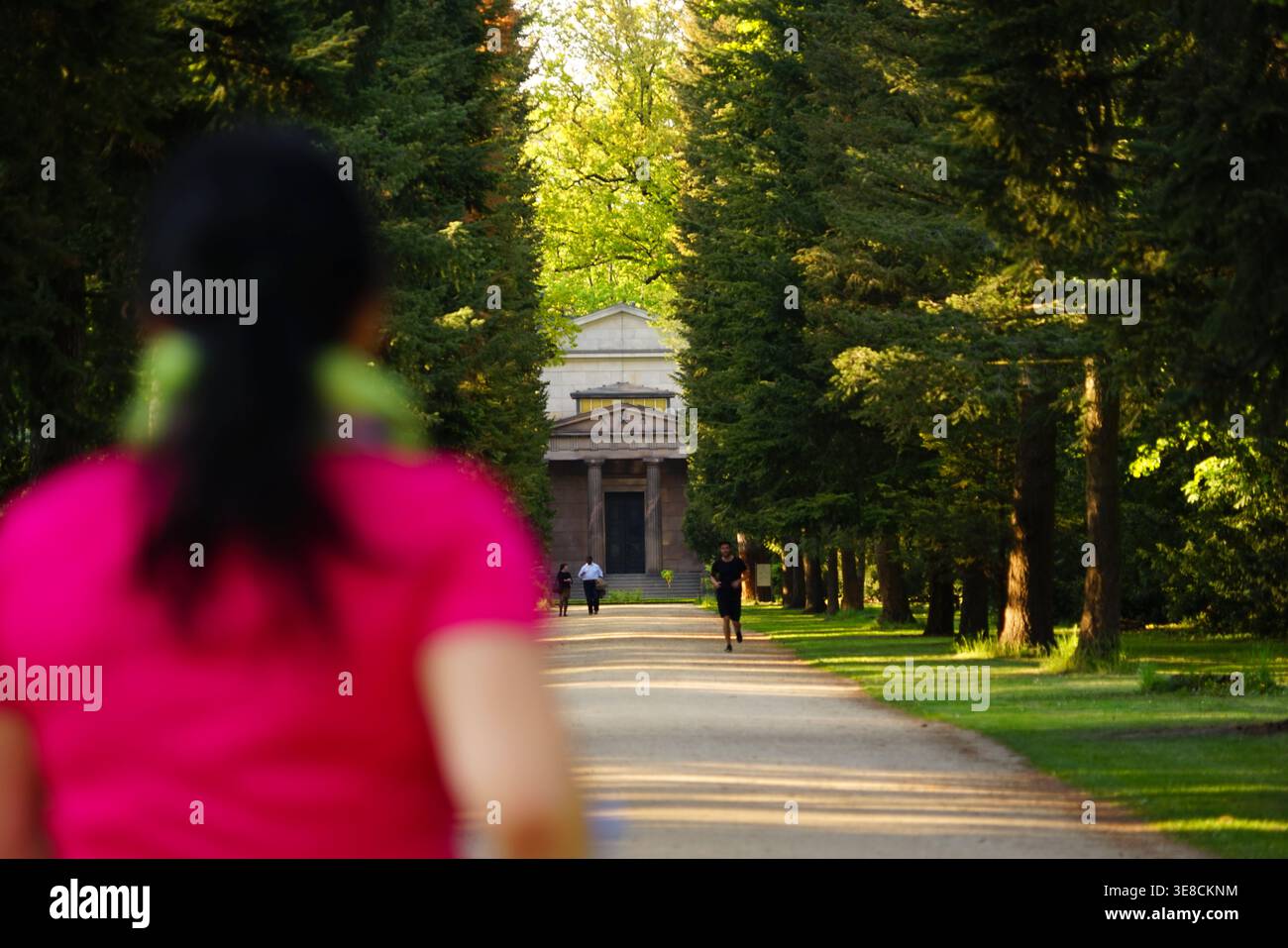 Pista da jogging Schlosspark Charlottenburg, Mausoleo di Hohenzollern Berlino Charlottenburg Germania scena moderna e soft-focus Foto Stock